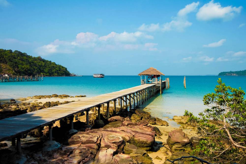 Un molo sulla spiaggia dell'isola di Koh Rong Sanloem